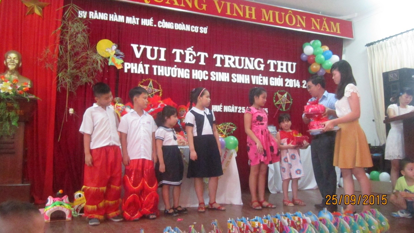 Thưởng Tết là một truyền thống đẹp của người Việt. Để tăng thêm sự vui vẻ cho mùa xuân năm nay, hãy xem những hình ảnh thưởng Tết sẽ khiến bạn cười nghiêng ngả.
